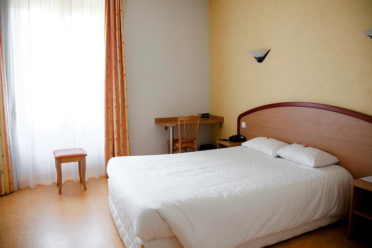 Logis Hotel Du Commerce Volvic Exterior photo